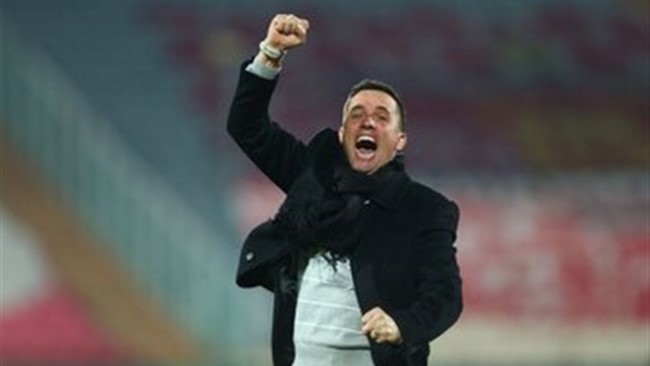 اوسمار ویه‌را در نخستین واکنش خود به تغییرات کادر فنی، با انتشار پیامی در صفحه اینستاگرامش از مهرداد خانبان خداحافظی کرد.
این پیام در حالی منتشر شده که جدایی خانبان از پرسپولیس پس از بازگشت اوسمار ویه‌را قطعی شده است. آنالیزور با سابقه سرخ‌پوشان که با هشت سرمربی در کادرهای مختلف پرسپولیس حضور داشت، تصمیم گرفت همکاری خود را با باشگاه پایان دهد.

اوسمار با این پیام صمیمی، از همکاری خود با خانبان قدردانی کرد.