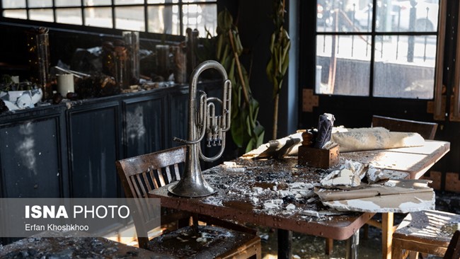 ساعت ۱۱:۰۹ امروز یکشنبه وقوع حادثه آتش‌سوزی در یک رستوران واقع در شهرک غرب، خیابان ایران‌زمین به سامانه ۱۲۵ اعلام شد که بلافاصله چهار ایستگاه آتش‌نشانی به محل اعزام شدند. شعله‌های آتش از حیاط رستوران آغاز و به داخل ساختمان و بخشی از بانک مجاور سرایت کرد.