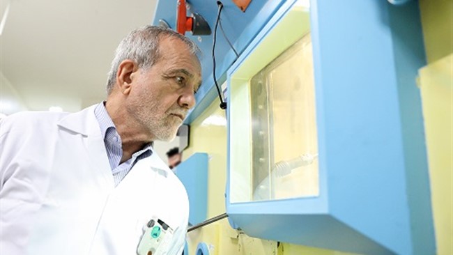 مسعود پزشکیان، با حضور در سازمان انرژی اتمی ایران از نمایشگاه آخرین دستاوردهای نوآورانه دانشمندان صنعت هسته‌ای در حوزه بهداشت، درمان و تولید رادیوداروها بازدید کرد و سپس در نشستی صمیمانه با مدیران ارشد این صنعت به گفت‌وگو پرداخت.