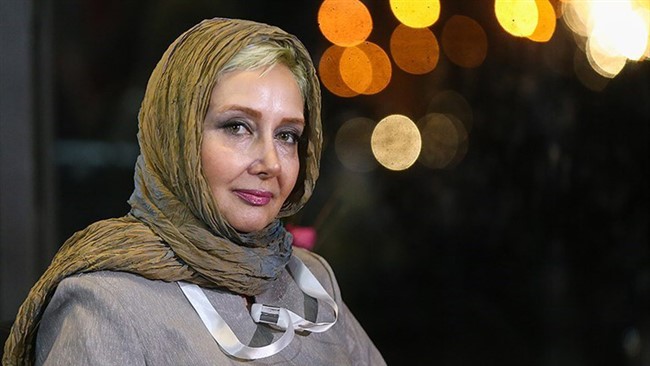 تصویری عجیب از چهره کتایون ریاحی در کودکی در یک مهمانی وقتی در اوج سادگی بود را مشاهده می کنید.
 این بانوی هنرمند فارغ‌التحصیل کارشناسی ادبیات و انسان شناسی است، پدر او اردشیر روحانی پزشک ارتوپد و اهل شیراز و مادرش گیتی ریاحی گیلانی تبار هستند. برادر خانم ریاحی به نام علیرضا نیز در عرصه بازیگری فعالیت می کند.