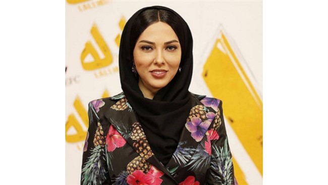 در اینجا تصویری از دوران دانشجویی لیلا اوتادی و سفر سال ۱۳۸۲ او را به همراه همکلاسی‌هایش به شهر کاشان ملاحظه می‌کنید. (نفر سوم ایستاده از راست، با عینک آفتابی).