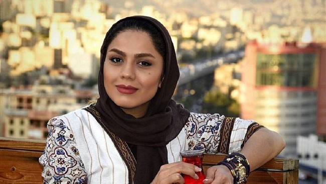 در ادامه تصویری جالب از آزاده زارعی بازیگر نقش جوانی باران ریاحی در سریال آوای باران را بعد گذشت ۱۲ سال و در حال قدم زدن در لندن و در ۳۶ سالگی خواهید دید.