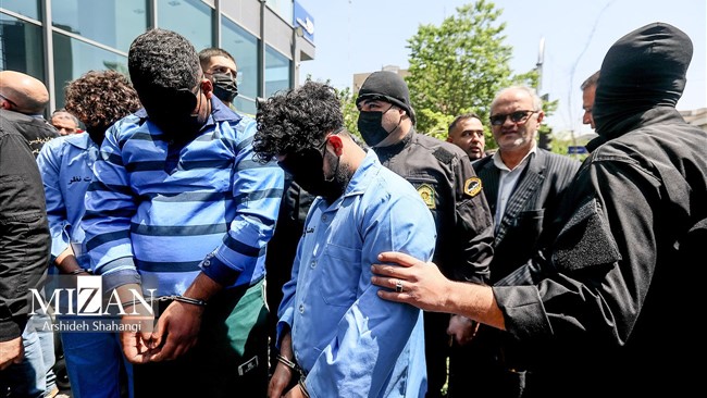 رئیس پلیس آگاهی تهران بزرگ از دستگیری اعضای یک باند سه نفره سارقان مسلح منازل در پایتخت و کشف مقادیر قابل توجهی سلاح و اموال مسروقه از این باند خبر داد.