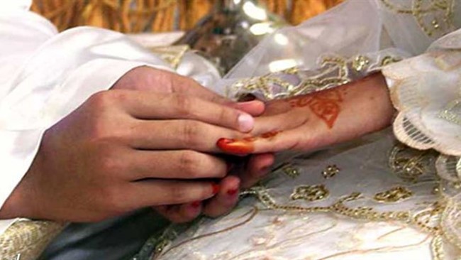 26 فرم ثبت‌نام در سامانه آدم و حوا مربوط به افراد زیر ۱۸ سال بود که بیشترشان توسط والدین ثبت و تایید شدند. این موضوع اعتراض برخی منتقدان را برانگیخته است چرا که بر این باورند این امر به رواج کودک همسری دامن می‌زند. از سویی گردانندگان سایت معتقدند مطابق با قانون مدنی نمی‌توانند مانع از عضویت افراد شوند.