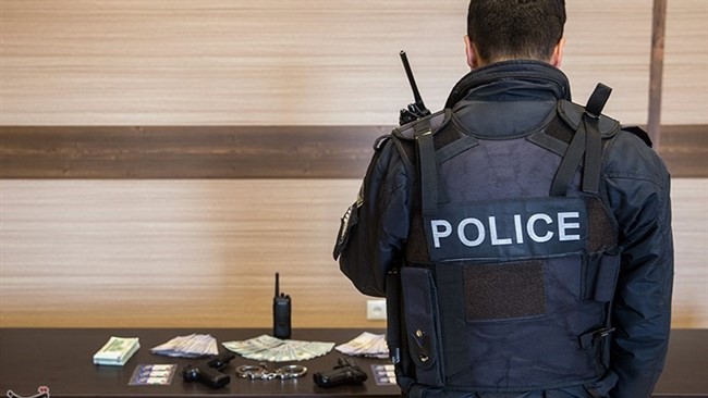 معاون مبارزه با جرائم جنایی پلیس آگاهی تهران بزرگ از دستگیری اعضای باندی خبر داد که با پوشش مأموران پلیس اقدام به اخاذی از شهروندان کرده بودند.