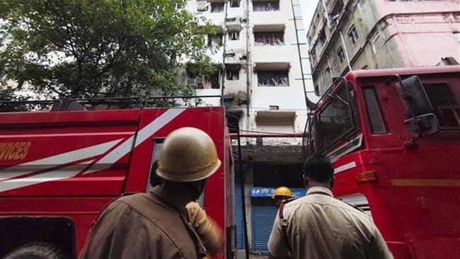 سخنگوی سازمان آتش‌نشانی تهران از مهار آتش‌سوزی بامدادی در یک ساختمان اقامتی–تجاری در خیابان سعدی و نجات حدود ۷۰ نفر از ساکنان این ساختمان خبر داد.