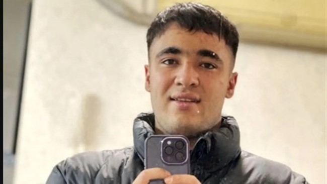 بررسی‌های اولیه نشان داد مقتول که سروش ستوده نام داشت، هنگام توقف با موتورسیکلت خود هدف حمله دو موتورسوار ناشناس قرار گرفته و با وارد آمدن سه ضربه چاقو به ناحیه گردن و شانه، جان باخته است.