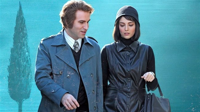 مهسا حجازی، بازیگر جوان و محبوب سریال «تاسیان»، با استایل تازه و متفاوتی در آخرین حضورش مقابل دوربین‌ها توجه بسیاری را به خود جلب کرده است. او با انتخابی ساده اما شیک، نشان داد که در کنار استعداد بازیگری، سلیقه‌ای خاص در دنیای مد و فشن دارد.