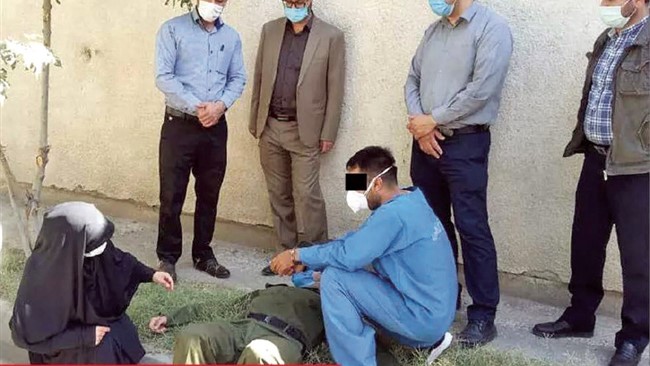 موتورسوار سیاه پوشی که در یک ماجرای خیانت آلود، دوستش را برای رسیدن به همسر وی کشته بود، سپیده دم روز گذشته در زندان مرکزی مشهد به دار مجازات آویخته شد.