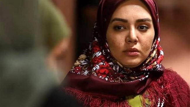 ندا قاسمی، بازیگری که با نقش «شیرین خانزاده» در سریال پرطرفدار نون خ به چهره‌ای شناخته‌شده تبدیل شد، اخیراً تصاویری از خود منتشر کرده که نشان می‌دهد او در زندگی واقعی چقدر می‌تواند از کاراکتر تلویزیونی‌اش فاصله بگیرد. این میکاپ و استایل جدید با شلوار راه‌راه، حسابی طرفدارانش را غافلگیر کرده است!