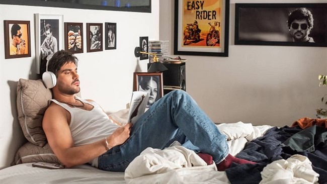 تصویری خاص از سینا مهراد در سریال «بدنام» منتشر شده که تغییر چهره او در این سریال را نشان می‌دهد.