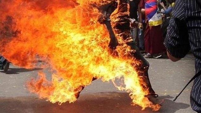 دادستان عمومی و انقلاب شهرستان کهنوج، از وقوع یک مورد اقدام به خودسوزی در این دادسرا خبر داد و گفت: حال عمومی این فرد مساعد گزارش شده است.