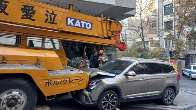 سخنگوی سازمان آتش‌نشانی تهران از مرگ یک اپراتور جرثقیل در حادثه‌ای صبح امروز در خیابان شریعتی خبر داد. این حادثه زمانی رخ داد که جرثقیل ۲۵ تنی هنگام استقرار برای جابه‌جایی پالت‌های شیشه به‌طور ناگهانی حرکت کرد و راننده در جریان تلاش برای متوقف‌کردن آن، بر اثر برخورد با موانع جان باخت.