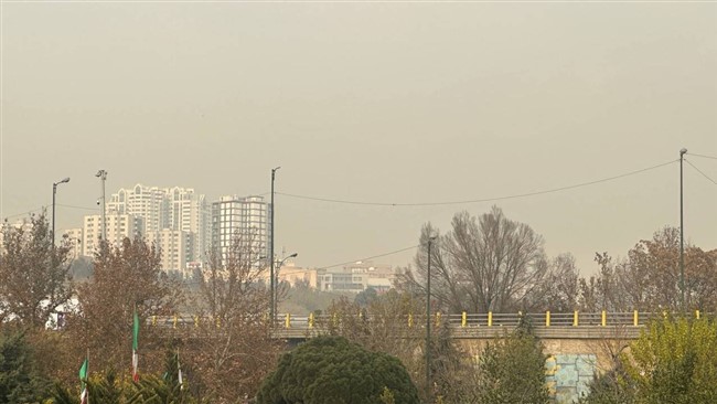 تصاویری ثبت شده است که نشان می دهد، لایه‌ای ضخیم از دود و ذرات معلق تهران و کوه های تهران را پوشانده است.