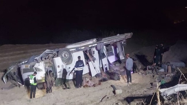 سقوط یک دستگاه اتوبوس مسافربری از ارتفاع تقریبی 5 متری در محور یاسوج - اصفهان، محدوده دوراهی باگ شهرستان دنا، 13 مصدوم برجا گذاشت.