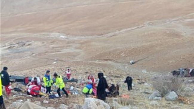 مدیرعامل جمعیت هلال احمر چهارمحال وبختیاری گفت : در پی واژگونی یک دستگاه اتوبوس در محور یاسوج–سمیرم، ۳ نفر جان باختند و ۱۸ نفر دیگر مصدوم شدند