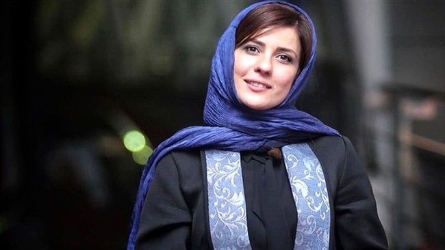 سارا بهرامی در یک کانسپت فوتوشوت منحصر به فرد، با تمرکز بر بافت و فرم، با لباسی ساده و یقه بلند سفید در کانون توجه قرار گرفت. آرایش مینیمالیستی و لب‌های مات این بازیگر در کنار کلاهی از گل‌های سفید ابری، جلوه‌ای تئاتری و مجسمه‌وار به این عکس بخشیده است.