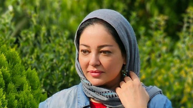 رزیتا غفاری، بازیگر شناخته‌شده سینما و تلویزیون که این روزها با نقش «مادر منصور» در سریال بامداد خمار به کارگردانی نرگس آبیار دیده می‌شود، با انتشار عکسی متفاوت و چشم‌نواز از خود با لباس قاجاری در اینستاگرام توجه مخاطبان را جلب کرد.