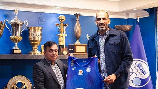 تصاویری از امضای قرارداد حامد حدادی با تیم بسکتبال استقلال در رسانه ها منتشر شده است.

در این تصاویر قد ۲۱۸ سانتی متری حامد حدادی در باشگاه استقلال و اختلاف قد او با تاجرنیا جلب توجه کرده است.