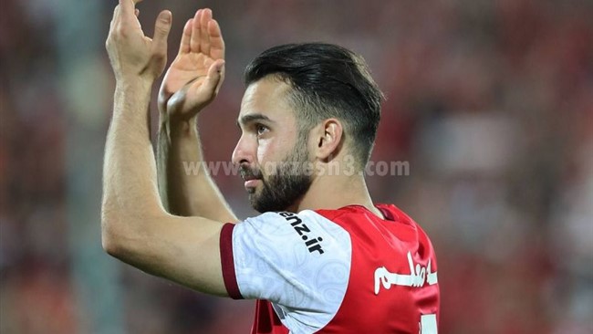 باشگاه فوتبال پرسپولیس با انتشار یک استوری، از سروش رفیعی کاپیتان خود حمایت کرد.پس از اتفاقات جنجالی و درگیری لفظی سروش رفیعی با نیمکت آلومینیوم در پایان بازی، باشگاه پرسپولیس با یک اقدام رسانه‌ای، پشت کاپیتان خود ایستاد.
صفحه رسمی باشگاه پرسپولیس با انتشار تصویری از سروش رفیعی و جمله انگلیسی «Respect is our identity» به همراه ترجمه فارسی «احترام هویت ماست» از شماره ۷ سرخ‌ها حمایت کرد.