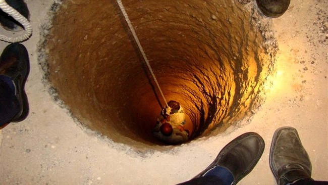 مرد 50ساله زرندی که برای گرفتن کبوتر وارد چاهی 50متری شده بود، به اعماق آن سقوط کرد اما زنده ماند.
