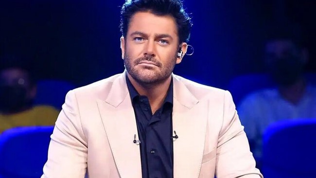 حمدرضا گلزار با انتشار تصویری تازه از استایل زمستانی خود، بار دیگر توجه علاقه‌مندان را به خود جلب کرد؛ ترکیبی مدرن از پالتوی بلند تیره، شلوار پارچه‌ای طوسی گشاد و کتونی سفید که ظاهری متفاوت و جسورانه به او بخشیده است.