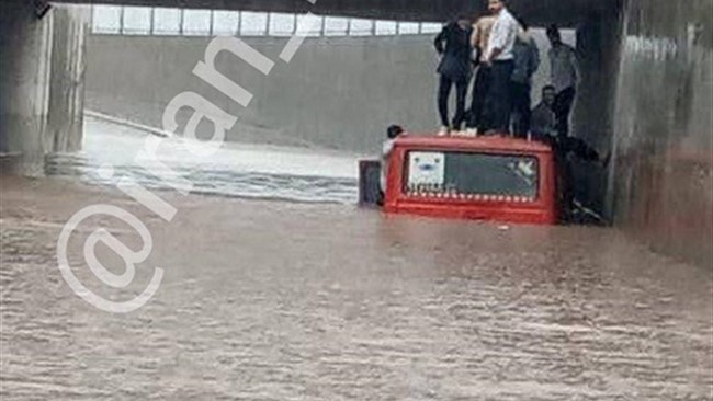مینی‌بوس حامل چندین سرنشین امروز در ورودی اسکله شهید رجایی بندرعباس محاصره شد و لحظاتی پرتنش برای سرنشینان و کارکنان اسکله رقم خورد. هنوز جزئیات کامل درباره علت وقوع این حادثه و وضعیت سرنشینان منتشر نشده است، اما نیرو‌های امدادی و امنیتی برای مدیریت وضعیت وارد عمل شده‌اند.