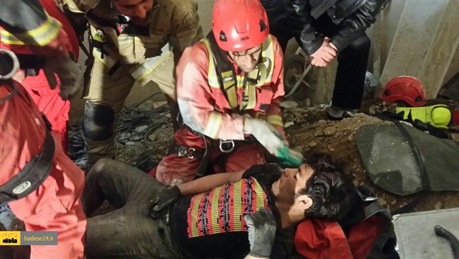 یک کارگر کاشیکار مصدوم در اراک با اقدام به موقع امدادگران از مرگ حتمی نجات یافت.