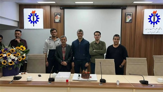 در شصت و هشتمین زادروز محمود احمدی نژاد، جمعی از دانشجویان دانشگاه علم و صنعت ایران برای استاد خود جشن تولد برگزار کردند.