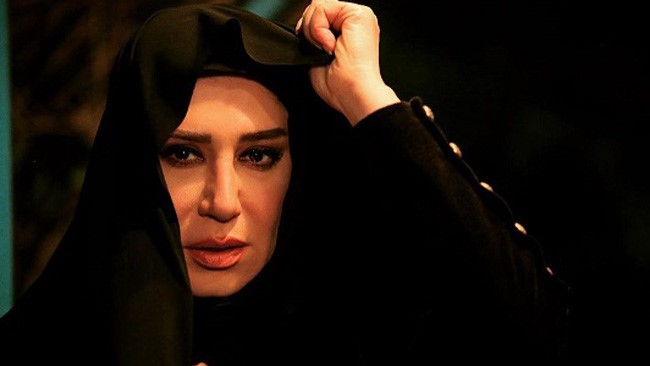 نسیم ادبی، بازیگر خوش‌سلیقه سینما و تئاتر، در تازه‌ترین فوتوشوت خود با استایلی رسمی و چشم‌نواز ظاهر شده است. پالتوی فوتر مشکی با جواهردوزی‌های ظریف و گل‌های مرواریدی، جلوه‌ای کلاسیک و لوکس به ظاهر او بخشیده و ترکیبی هماهنگ از وقار هنری و ترندهای روز مد را به نمایش گذاشته است.