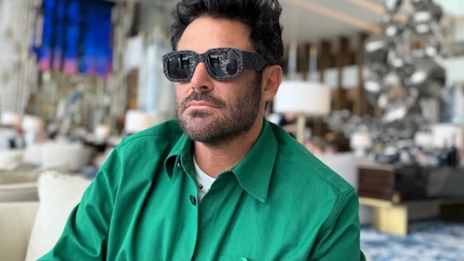 محمدرضا گلزار بار دیگر با استایلی خیره‌کننده همه نگاه‌ها را به خودش جلب کرد. پالتوی بلند مشکی، شلوار گشاد و اون انرژی دارک، دقیقاً یادآور نئو در فیلم ماتریکس می‌اندازه – انگار گلزار از دنیای مجازی مستقیم وارد خیابان‌های تهران شده!