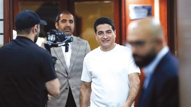 عادل فردوسی‌پور در مراسم رونمایی از آخرین آلبوم استاد محمدرضا شجریان حضور یافت.