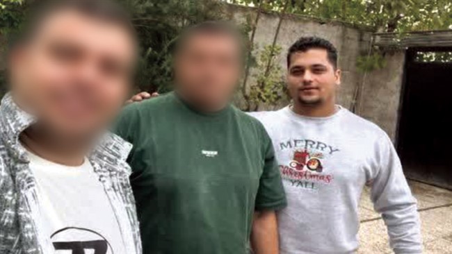 در پی افشای مدارک مستندی از خوشگذرانی های عامل جنایت مسلحانه فراری در یکی از شهرهای شمالی کشور،رصدهای اطلاعاتی کارآگاهان پلیس آگاهی نشان داد،برخی از اعضای خانواده و نزدیکان وی در رساندن پول های هنگفت و اختفای او در شهر شمالی کشور پس از هشدار قاطع قاضی ویژه قتل عمد مشهد نقش داشته اند که بلافاصله تحت تعقیب قرارگرفتند وبه اتهام کمک در فرار متهم به قتل روانه زندان شدند