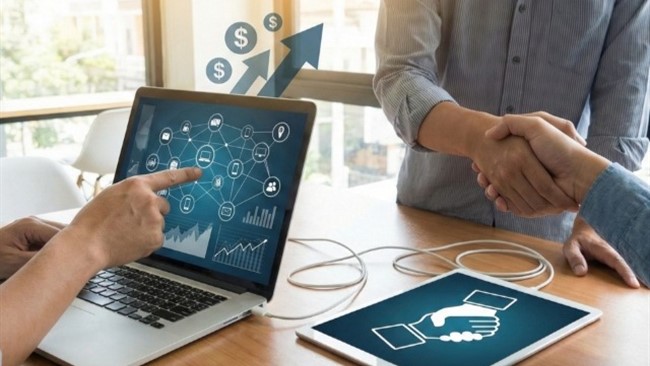 بحران اقتصادی و دغدغه روزافزون جوانان برای دستیابی به درآمد پایدار، معمای بزرگ عصر حاضر است. در گذشته، شروع هر کسب‌وکاری مستلزم اجاره دفتر، خرید تجهیزات و تزریق سرمایه‌های کلان بود؛ اما امروز، الگوی موفقیت کاملاً دگرگون شده است. دیگر پول، عامل اصلی تعیین‌کننده نیست. این گزارش به بررسی مسیرهایی می‌پردازد که افراد را قادر می‌سازد تا بدون نیاز به پشتوانه مالی سنگین، وارد بازار کار شده و جریان درآمدی مطمئن ایجاد کنند.