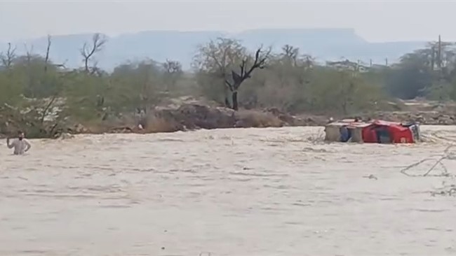 بدنبال بارندگی و جاری شدن سیلاب در شهرستان پارسیان، یک خودرو با دو سرنشین در سیلاب غرق شد.