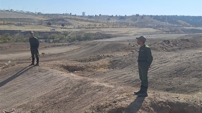 در جریان مأموریت برخورد با موتورسواران مزاحم و متخلف، چند نفر با پرتاب سنگ به سمت مأموران و خودروهای انتظامی ایجاد مزاحمت کردند که فیلم این اقدام در فضای مجازی منتشر شد.