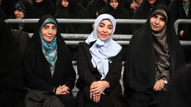 هزاران نفر از زنان و دختران مناطق مختلف کشور، صبح امروز، چهارشنبه ۱۲ آذرماه با حضور در حسینیه امام خمینی(ره) با حضرت آیت‌الله خامنه‌ای رهبر انقلاب اسلامی دیدار کردند.