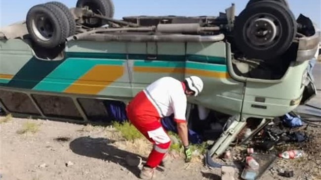 به دنبال واژگونی یک دستگاه مینی‌بوس حامل کارگران معدن مس در محور جاده بردسیر در استان کرمان، ۵ نفر زخمی شدند.