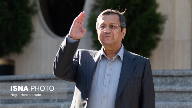 رئیس کل بانک مرکزی پس از کسب رای اعتماد از دولت و امضای حکم ایشان توسط رئیس جمهور با حضور در ساختمان میرداماد در جلسه مشترک هیات عالی و هیات عامل بانک مرکزی حضور یافت.

تصاویری از حضور عبدالناصر همتی در بانک مرکزی را ببینید.