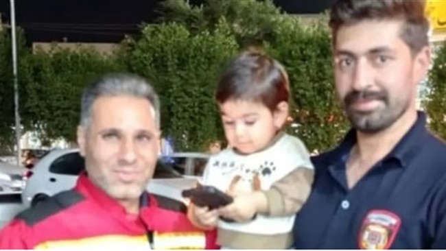 با تلاش آتش نشانان دزفولی، جان یک کودک ۲ ساله گرفتار در خودرو را نجات دادند.