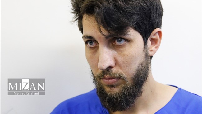 برنامه خبری پلیس آگاهی تهران بزرگ تحت عنوان دستگیری کلاهبردار مامورنما، صبح امروز شنبه (۱۵ آذر ۱۴۰۴) برگزار شد.سرهنگ کاراگاه علی عزیزخانی گفت: متهم این پرونده فردی است که به‌عنوان راننده یکی از تاکسی‌های اینترنتی فعالیت می‌کرد. وی با در اختیار داشتن بی‌سیم و لباس فرم پلیس، خود را مأمور معرفی کرده و از این طریق سوءاستفاده و اخاذی از شهروندان، به‌ویژه بانوان، می‌کرد.