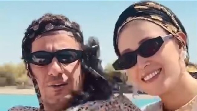 این روزها که موضوع مهاجرت فرشته حسینی دوباره به بحث داغ شبکه‌های اجتماعی تبدیل شده، انتشار یک سلفی جدید توسط نوید محمدزاده نیز توجه کاربران را جلب کرده است.
پس از حضورهای اخیر فرشته حسینی در چند فستیوال خارجی، شایعات مربوط به مهاجرت او قوت گرفته، با این حال او و نوید محمدزاده تاکنون هیچ واکنشی نسبت به این گمانه‌ها نشان نداده‌اند و خبر مهاجرت هنوز به‌طور رسمی تأیید نشده است.