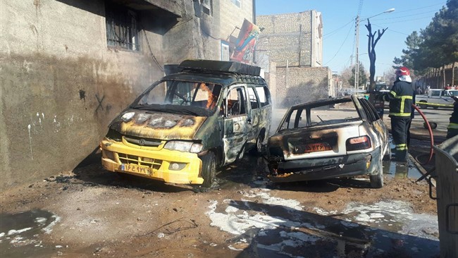 آتش‌سوزی گسترده سه دستگاه خودرو در محدوده چهارراه نخل ناخدا بندرعباس با سرعت عمل نیروهای آتش‌نشانی مهار شد؛ حادثه‌ای که بر اثر اتصالی برق در یکی از خودروها آغاز شد و با وجود سرایت شعله‌ها به دو خودرو دیگر، خوشبختانه تلفات جانی به همراه نداشت.