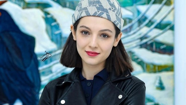 مهسا حجازی بازیگر سینما در صفحه شخصی اینستاگرام خود عکسی از ژست خودش وسط خیابان منتشر کرد.