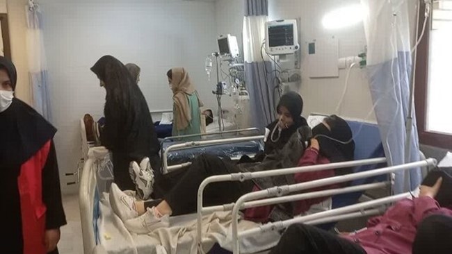 مدیر روابط عمومی دانشگاه علوم پزشکی جندی شاپور اهواز از رسیدگی به ۱۵ دانش‌آموز مسموم که صبح امروز دچار مسمومیت با گاز مونوکسیدکربن در ایذه شدند، خبر داد.