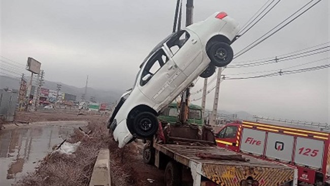 سخنگوی سازمان آتش‌نشانی شهرداری تهران از یک مورد حادثه سقوط خودرو به داخل کانال آب در جاده خاوران، مسیر غرب به شرق خبرداد.