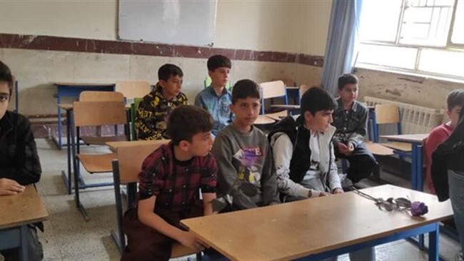 انتشار ویدیویی دردناک از تنبیه بدنی دانش‌آموزان یک مدرسه در این روستا، بار دیگر زنگ خطر را برای نظام آموزشی به صدا درآورد، معلمی که به جای تربیت دست به خشونت می‌زند و دانش‌آموزانی که به جای امنیت در کلاس درس، سایه ترس و آسیب را تجربه می‌کنند؛ این تصویری است که این روزها از مدرسه راشدین در روستای کرجو در ذهن‌ها نقش بسته است.