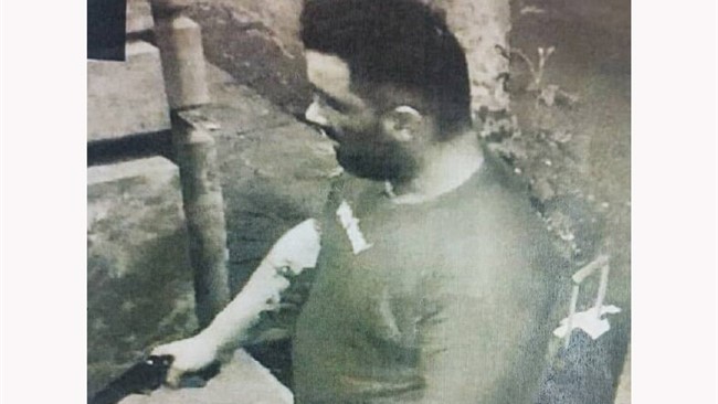 معاون مبارزه با جرایم جنایی پلیس آگاهی تهران بزرگ از شهروندان خواست که سارق مسلح را شناسایی کنند.