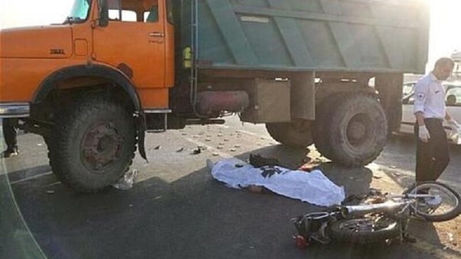 رئیس مرکز فوریت‌های پزشکی استان مرکزی از برخورد یک دستگاه کامیون با تیر چراغ برق در جاده اراک - قم در صبح امروز(چهارشنبه) خبر داد و گفت: این حادثه ۲ کشته برجا گذاشت.