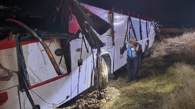 جمعیت هلال احمر از انحراف اتوبوس حامل دانش‌آموزان از جاده در قزوین خبر داد.